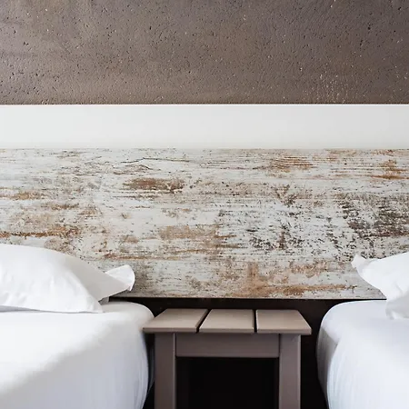 Отель La Tour Des 2*