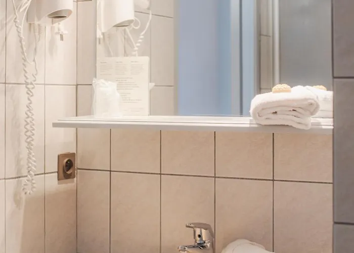 La Tour Des Hotel Mayenne